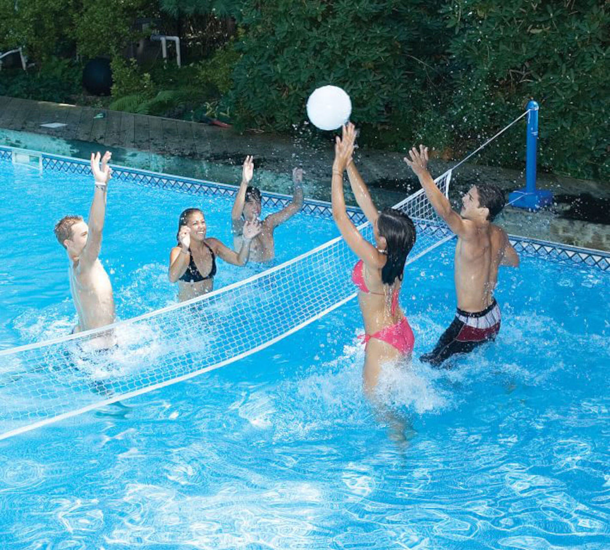 ACROSS POOL VOLLEYBALL GAME : PM72789